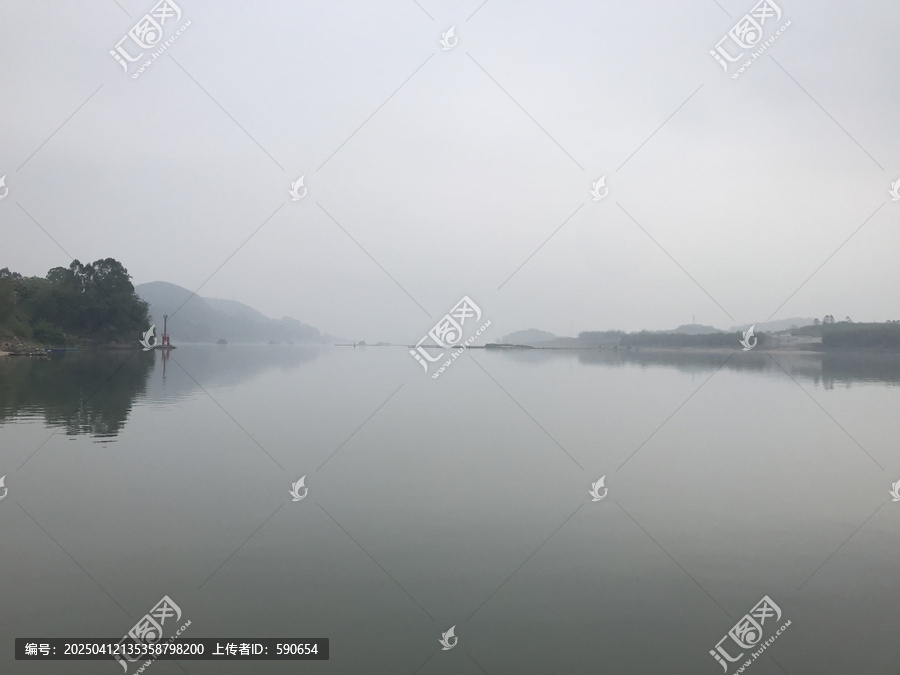 飞来峡白鹤塘江边下雨景色