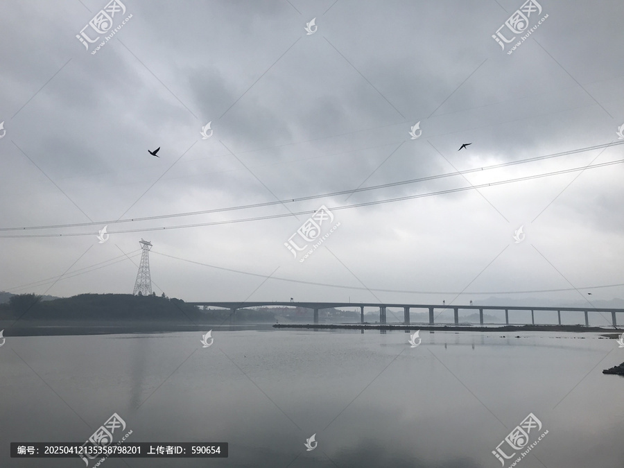 飞来峡白鹤塘江边下雨景色