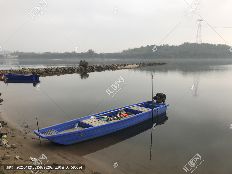 飞来峡白鹤塘江边下雨景色