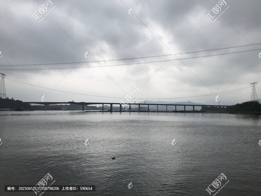 飞来峡白鹤塘江边下雨景色