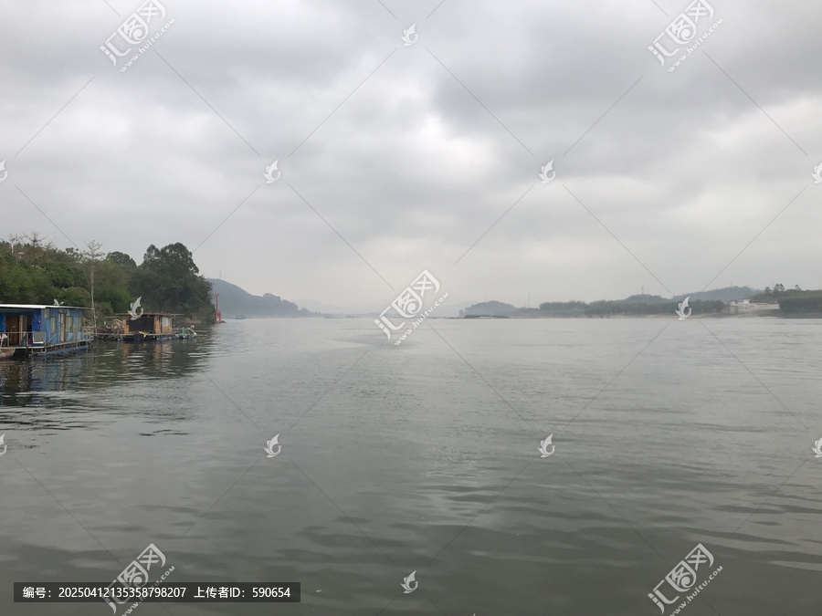 飞来峡白鹤塘江边下雨景色