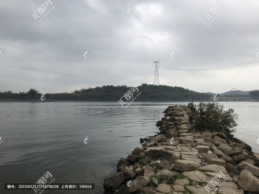 飞来峡白鹤塘江边下雨景色