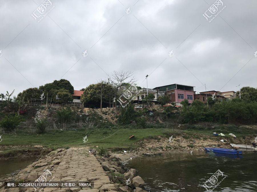 飞来峡白鹤塘江边下雨景色