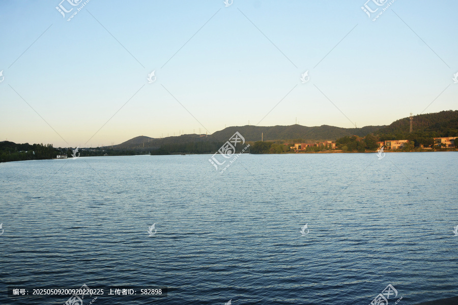 湖畔风光远山近水景致