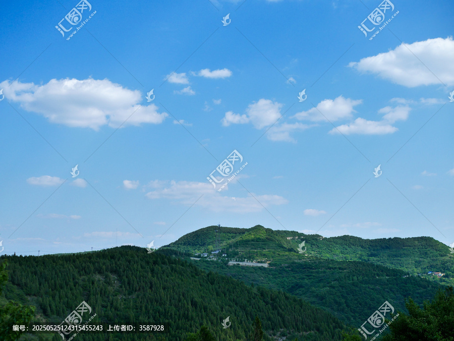 蓝天白云下的翠绿山峦