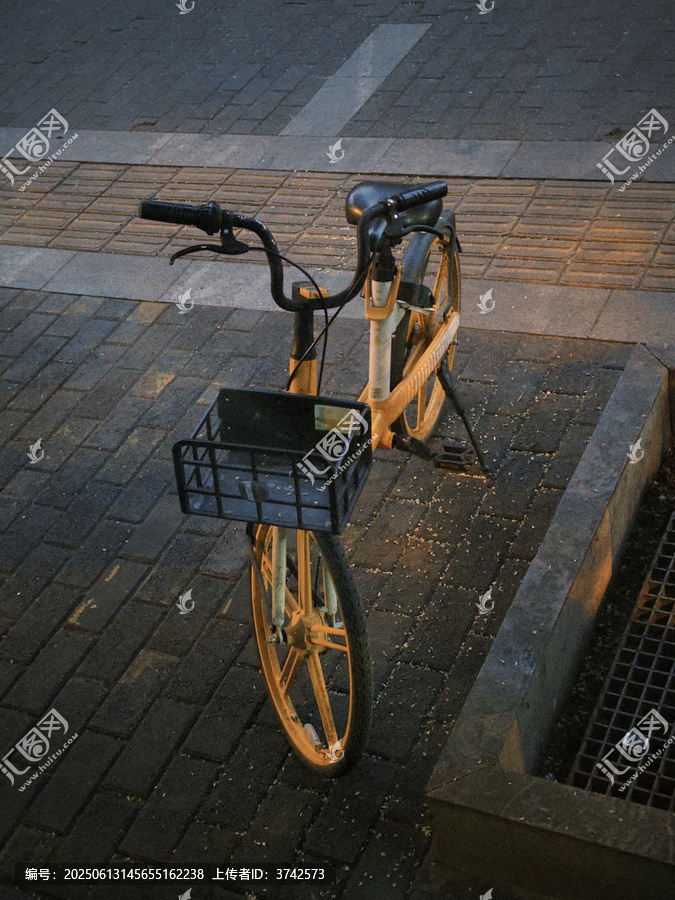 街边停放的复古黄色自行车