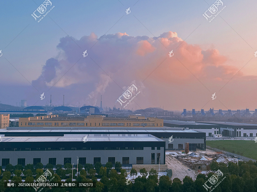 夕阳下的工厂与绚丽云彩