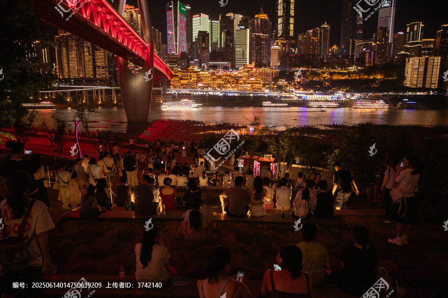 重庆旅游洪崖洞夜景与游客