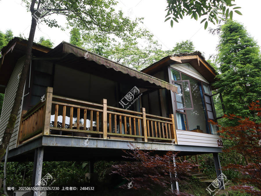 林间木质小屋的静谧景致
