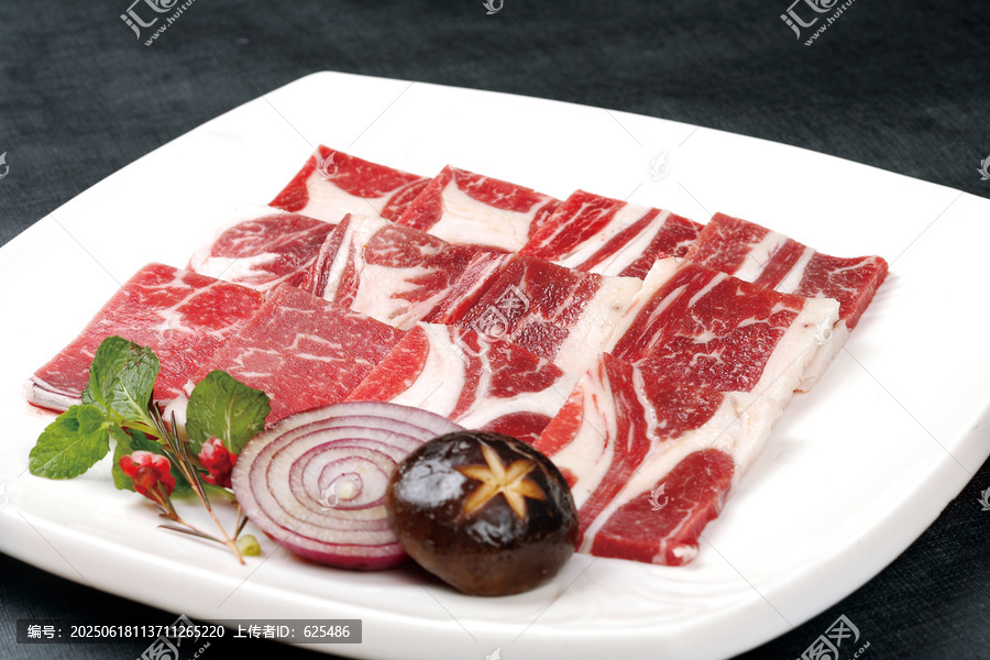 新鲜摆盘的美味雪花牛肉