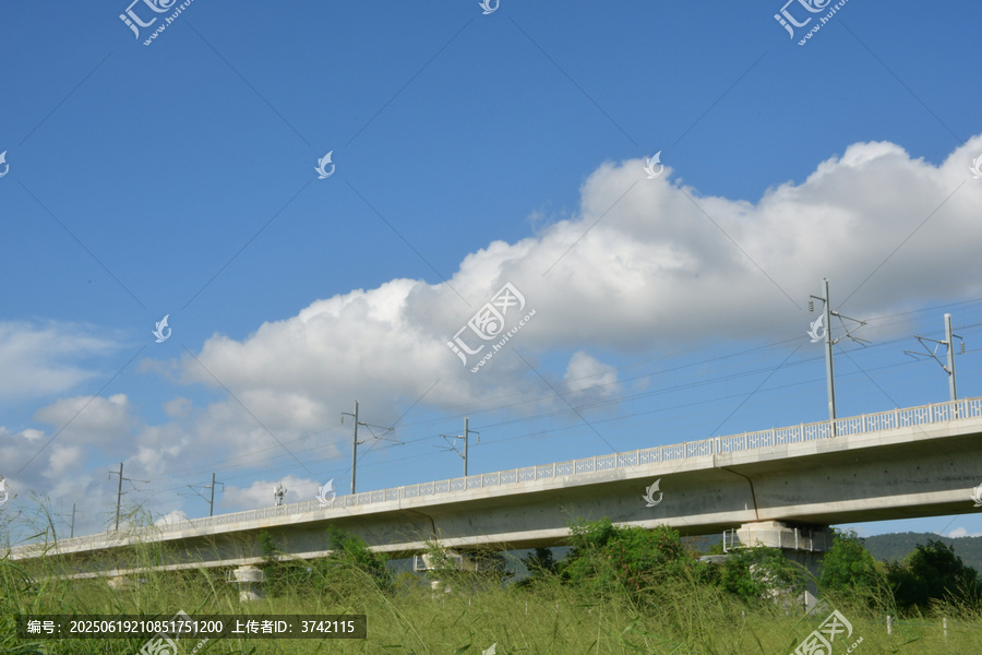 蓝天白云下的高架桥风景