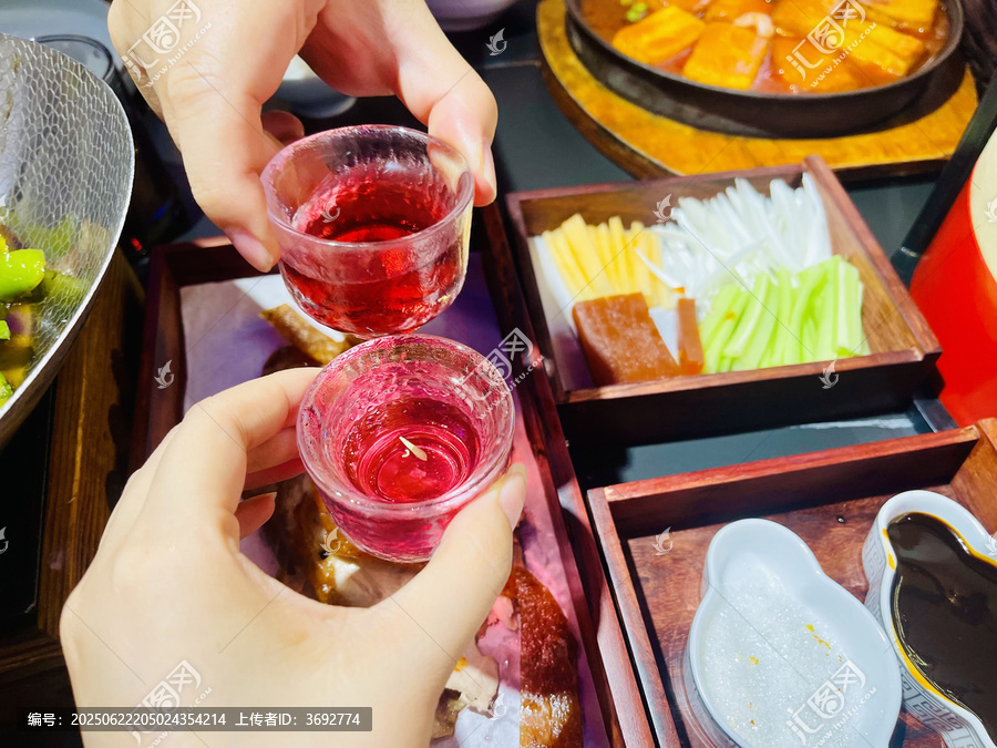 中国式饭局碰杯瞬间商务举杯共赏美味佳肴