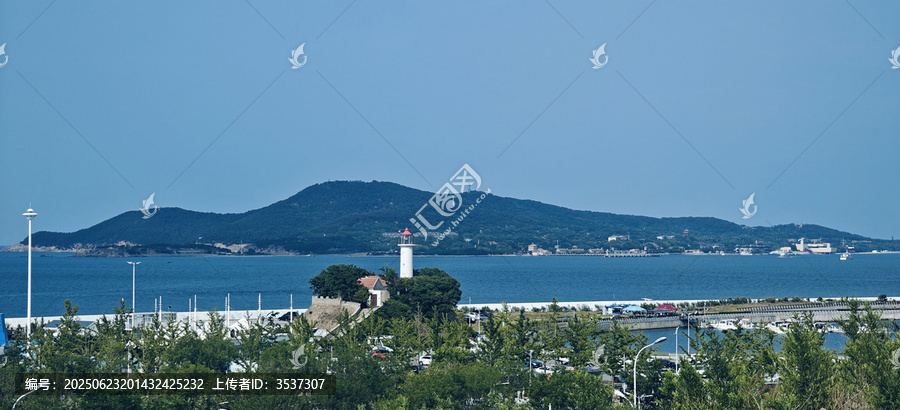 海边灯塔与刘公岛