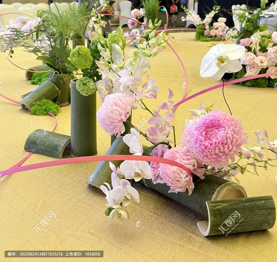 竹制花瓶中的缤纷插花