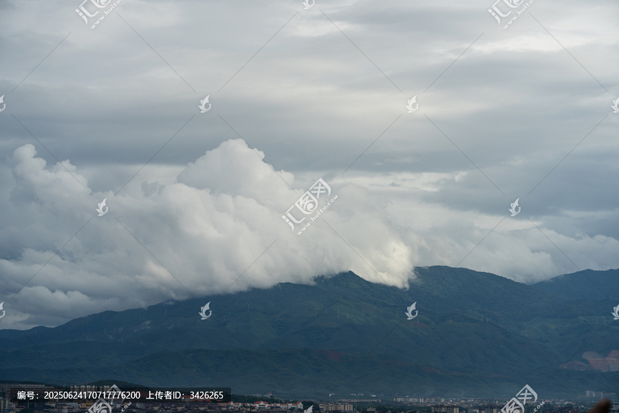 云山相依的壮阔景致