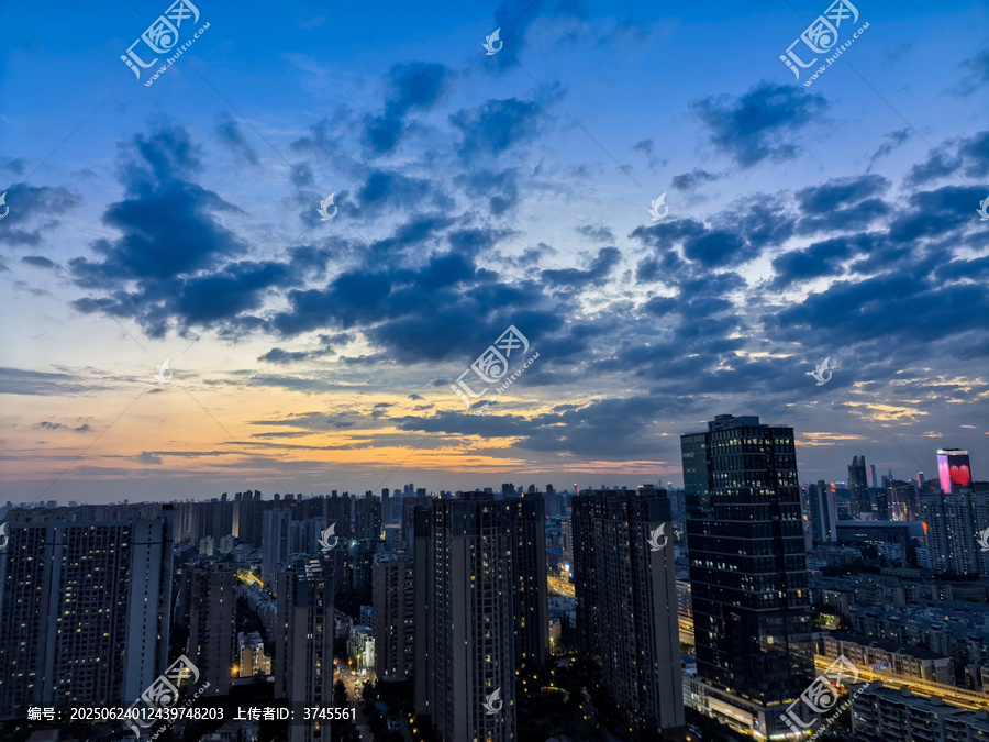 武汉黄昏时分的天际线美景