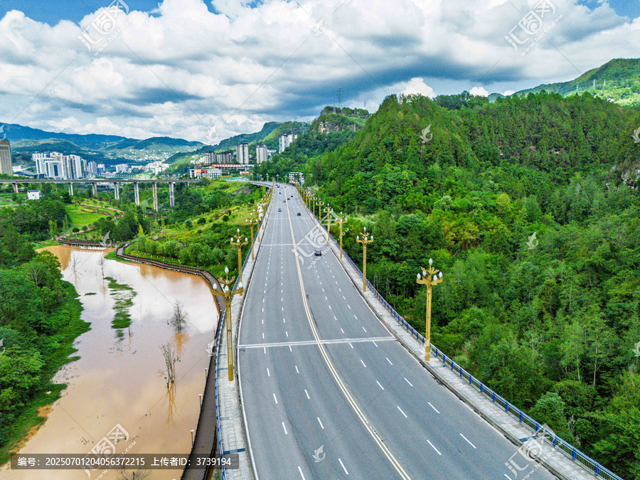 青山绿水间的宽阔公路