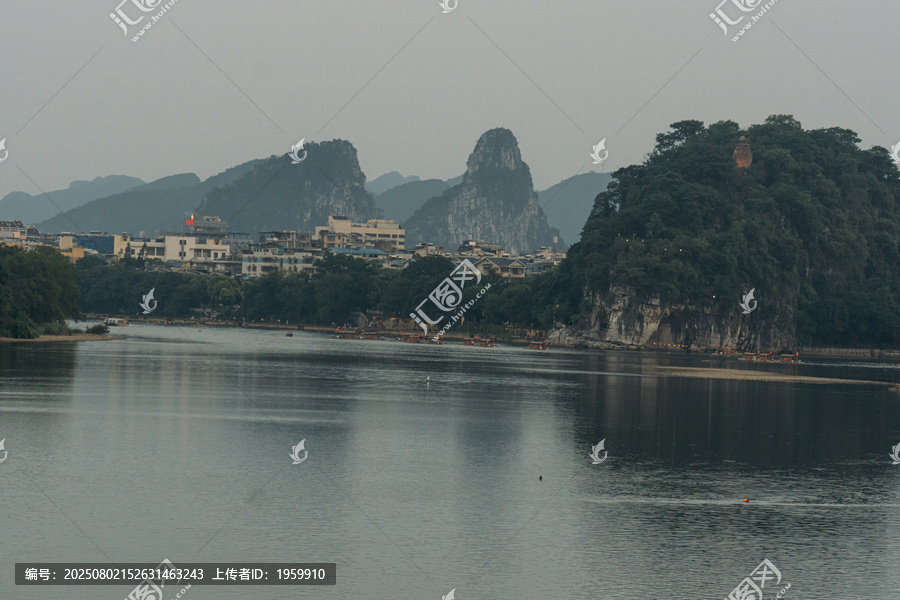 漓江畔的山水城市风光
