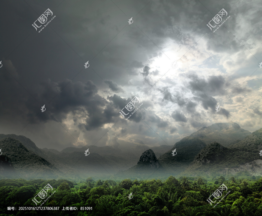 泰国Khwae,Yai河上空的光线