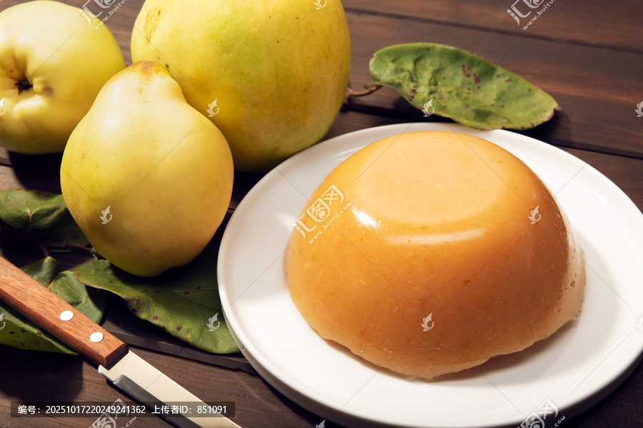 自制无花果果冻和水果置于木纹背景上，甜点食材