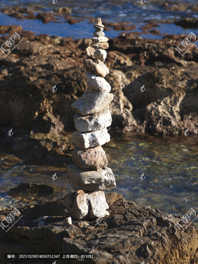 海边堆叠的圆石堆