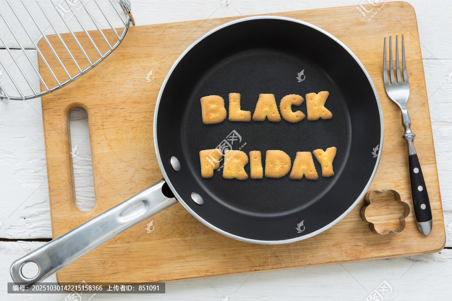 字母文字拼贴画的俯视图，由饼干和点心组成。单词BLACK,FRIDAY放在煎锅中。其他厨具：叉子、饼