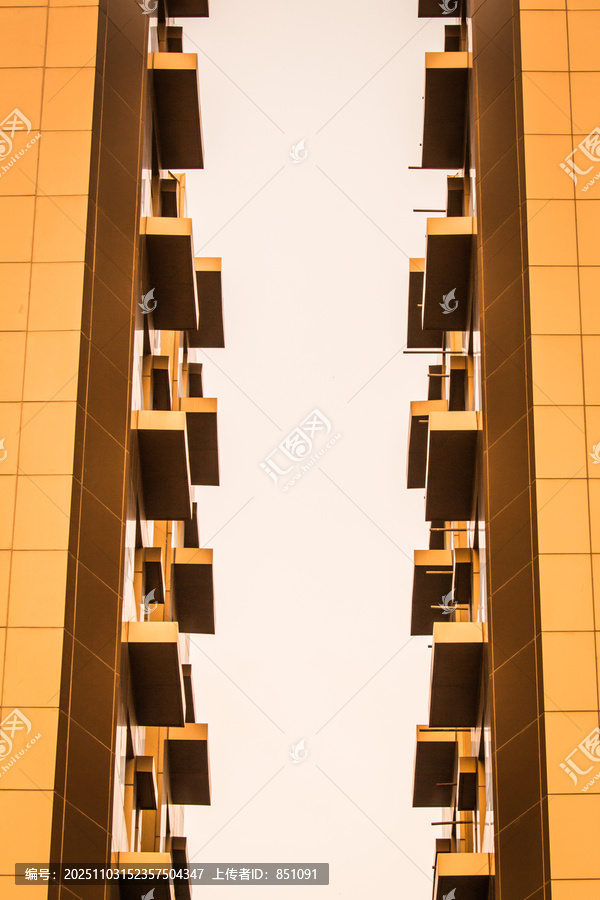 downtown酒店大楼的窗户