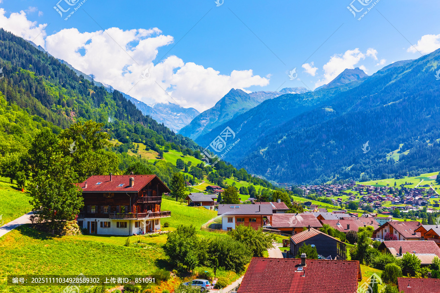 阿尔卑斯山瑞士山村中的木屋别墅夏日风景
