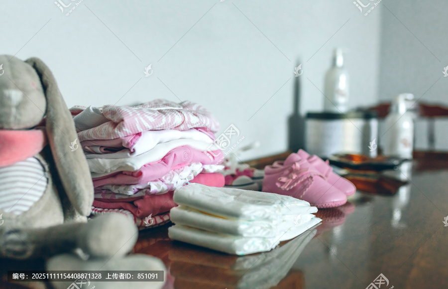 女婴服装准备迎接她的到来。婴儿服装准备迎接她的到来