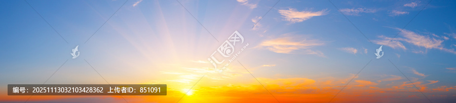 天空全景，有明亮的太阳和云朵。天空全景，有明亮的太阳和云朵