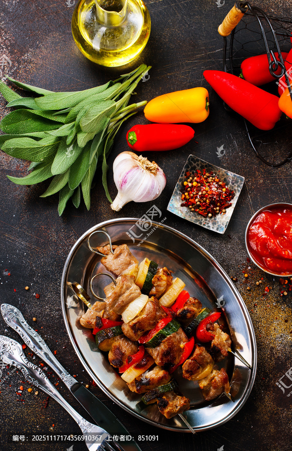 肉和蔬菜烤肉串，新鲜烤肉串