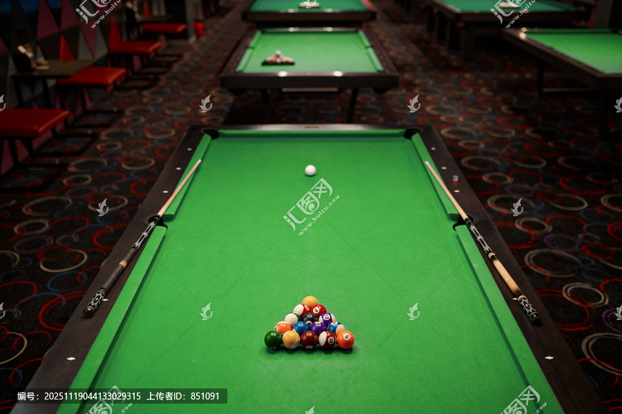绿色台面的台球桌配有球，准备进行游戏，台球吧室内设计。绿色台面的台球桌配有球