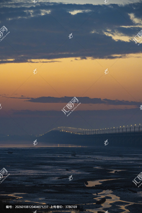 黄昏下的跨海大桥美景